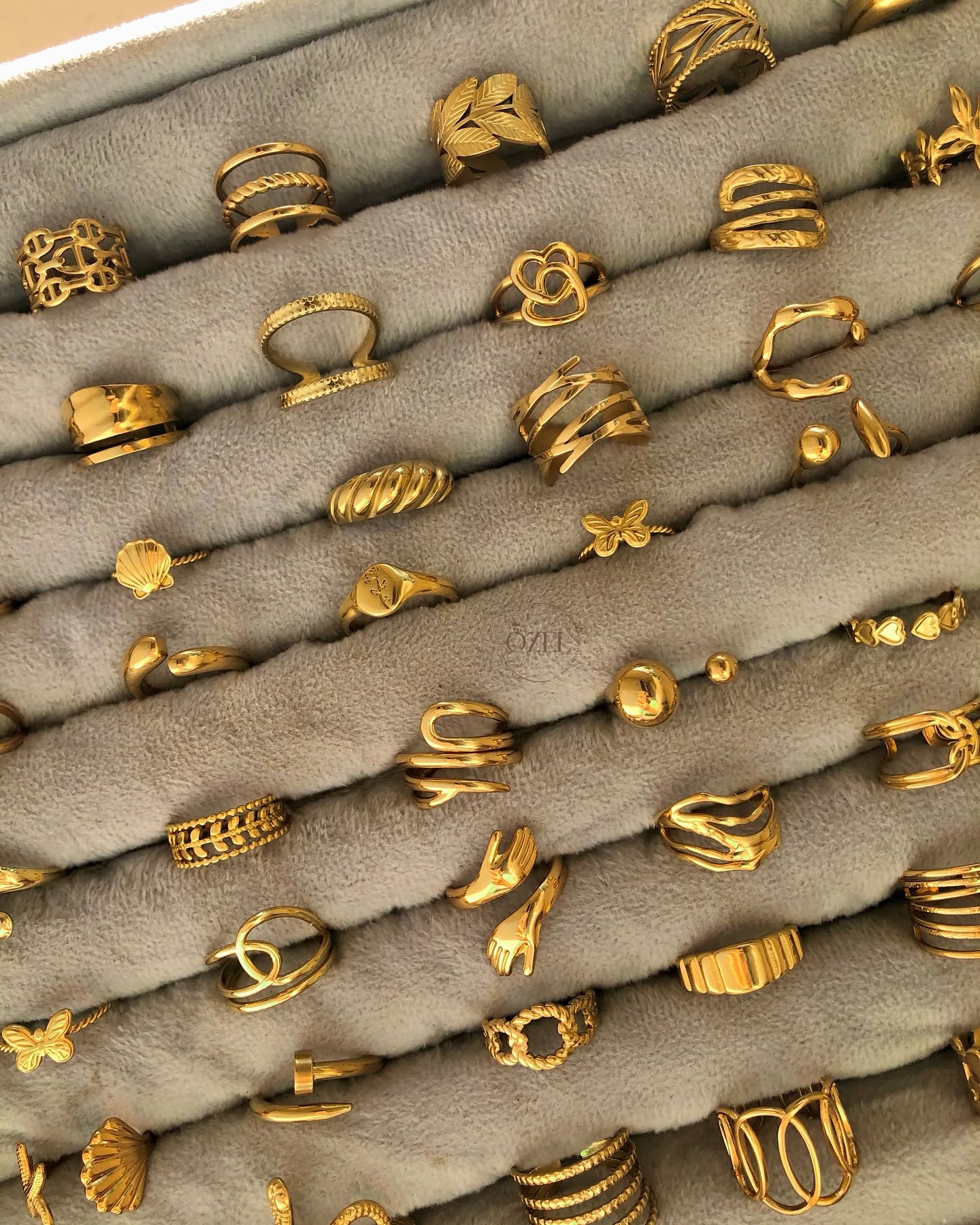 راهنمای کامل حلقهها و طلا و نقره و جواهرات و سنگهای قیمتی و لوکس و جواهر و طلا و انگشتر و گردنبند و نقره و حلقه